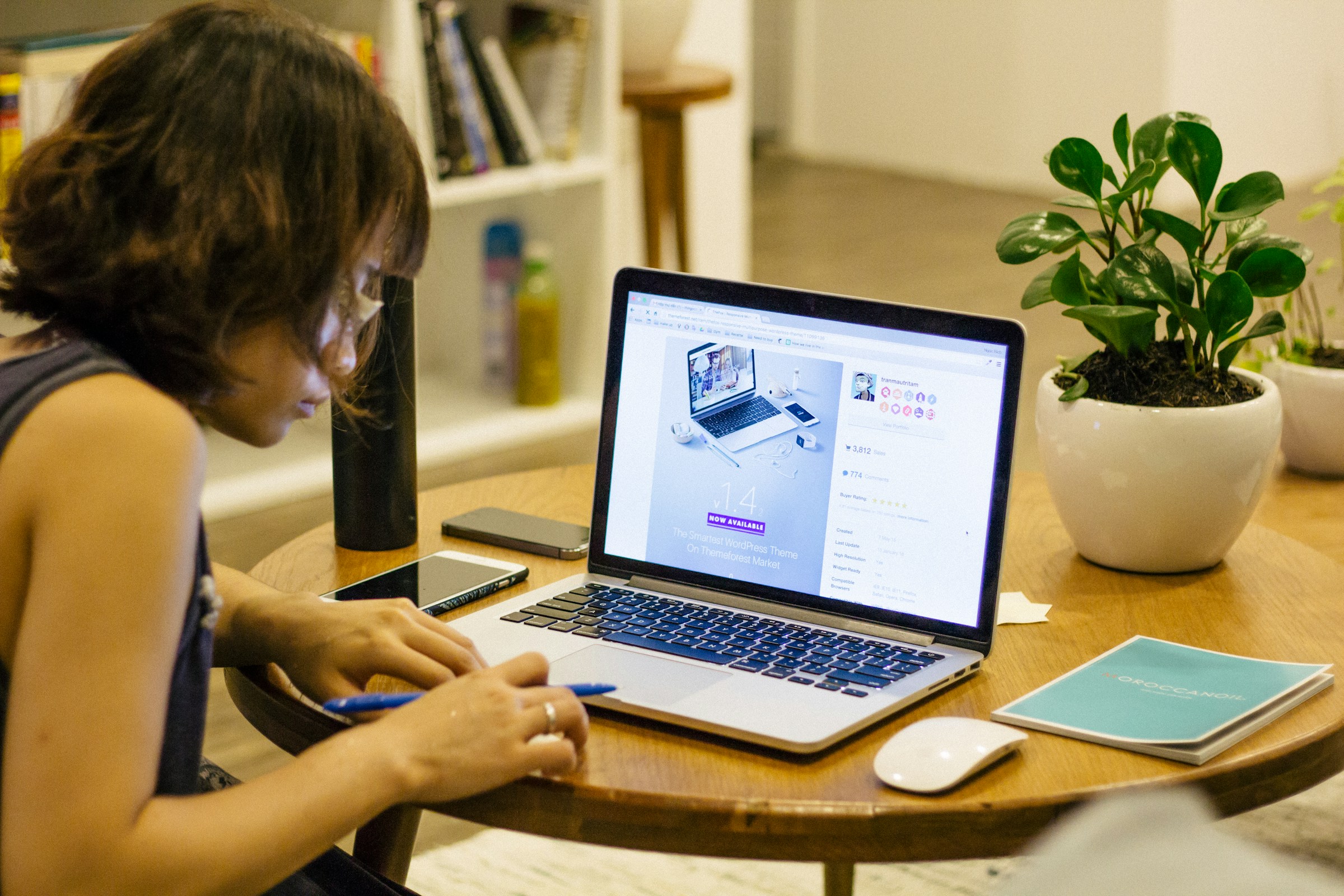 Woman Using Laptop - B2B Omnichannel Marketing